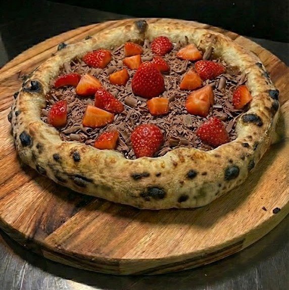 Pizza Chocolate Preto com Morango